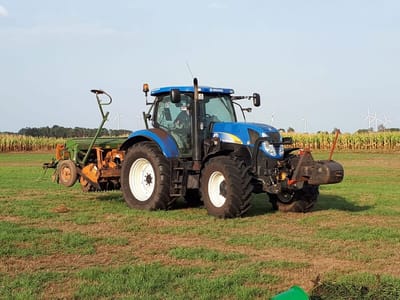 Traktor mit Anbaugerät bei der Grünlandpflege